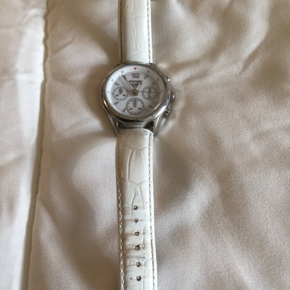 Pulsar Women’s silver Watch with White Wrist  Band  - Pre-owned - Picture 1 of 1